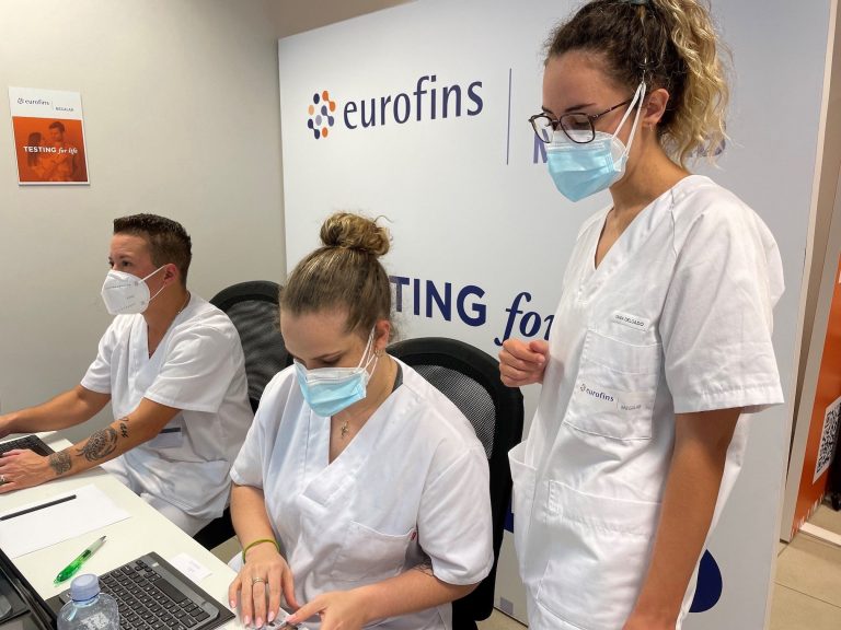 La OMS recomienda hacer test PCR a las personas vacunadas con sospecha de contagio