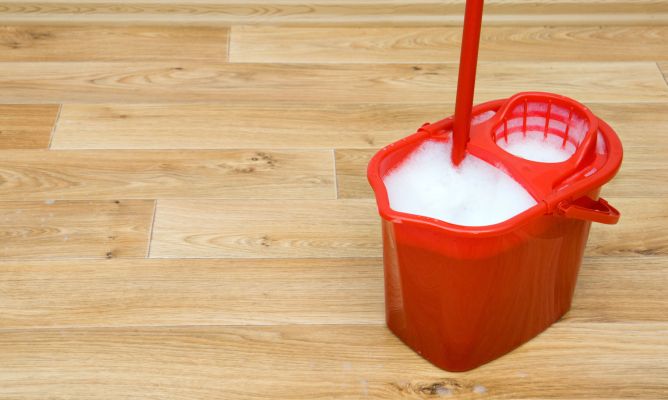 Tenga cuidado con el exceso de agua y productos químicos agresivos