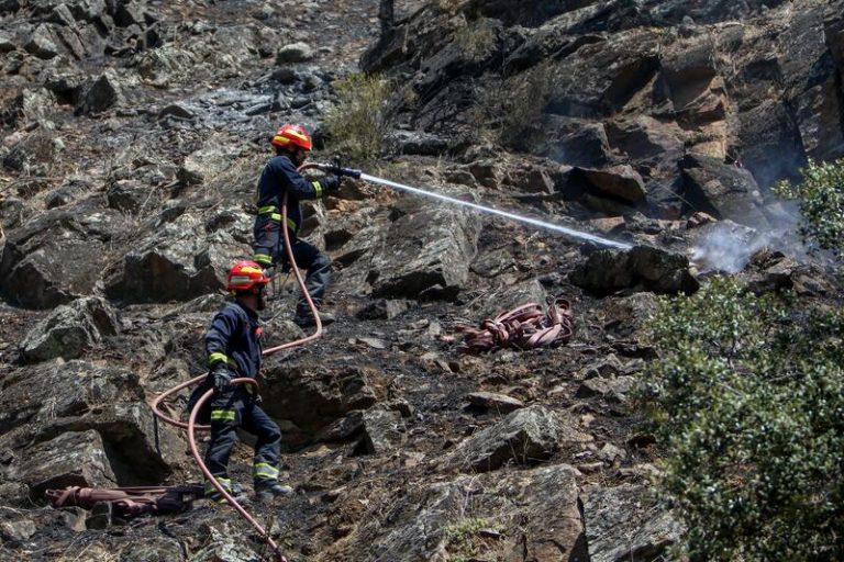Continúan las labores de extinción del incendio del pantano de San Juan, que ya está estabilizado