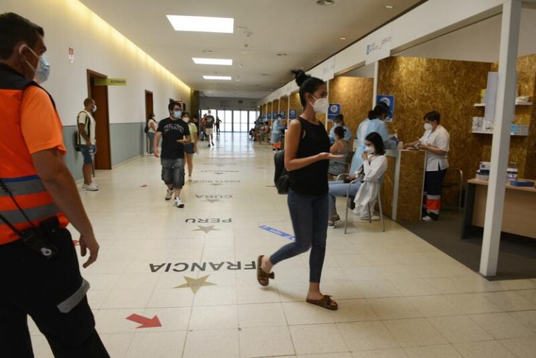 Los contagios descienden a 837 en Galicia y bajan a 303 los hospitalizados