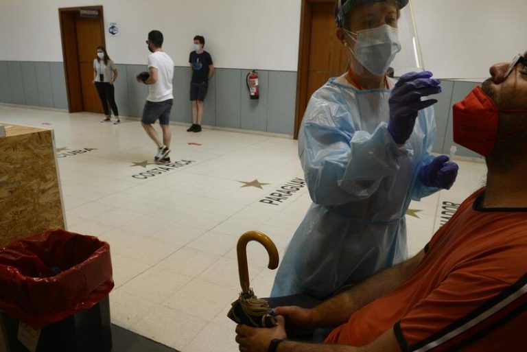 Los contagios de Covid aumentan a 1.110 en Galicia y suben ligeramente los casos activos