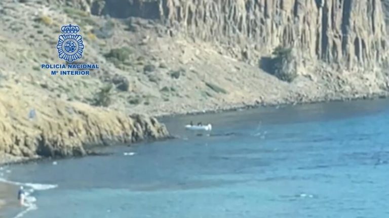 Detenidas 21 personas de una red dedicada al tráfico ilegal de personas asentada en Almería, Alicante y Murcia