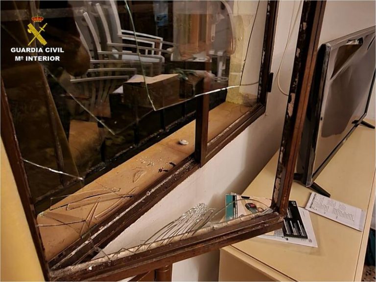 Guardia Civil descubre a dos menores escondidos en un armario tras cometer 4 delitos en una noche