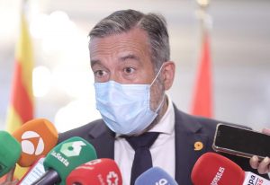 Madrid exige una "inminente reforma" del poder judicial e insta al Gobierno central a cumplir la Constitución