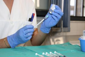Nuevo descenso de casos en Extremadura con aumento de ingresos y dos mujeres fallecidas