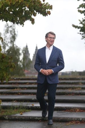 Feijóo quiere un PP "centrado" y no "copiar planteamientos excesivos y populistas" de Vox o la "falta de criterio de Cs"