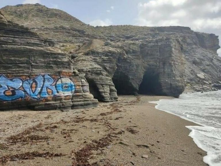 El Ayuntamiento de Cartagena denunciará la pintada en las rocas del Parque Regional de Calblanque