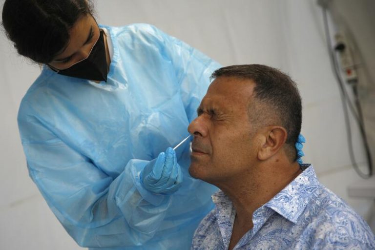 Andalucía suma 37 muertes, registra 1.126 positivos y su tasa baja a 419