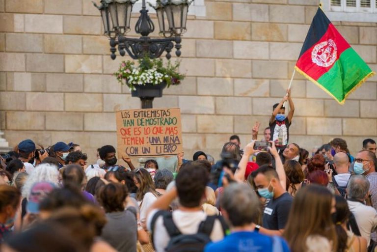 Unas 500 personas se concentran en Barcelona en apoyo a mujeres afganas