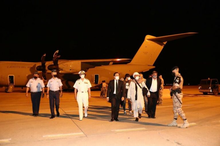 Llega a Madrid el primer avión con los españoles y colaboradores afganos repatriados de Afganistán