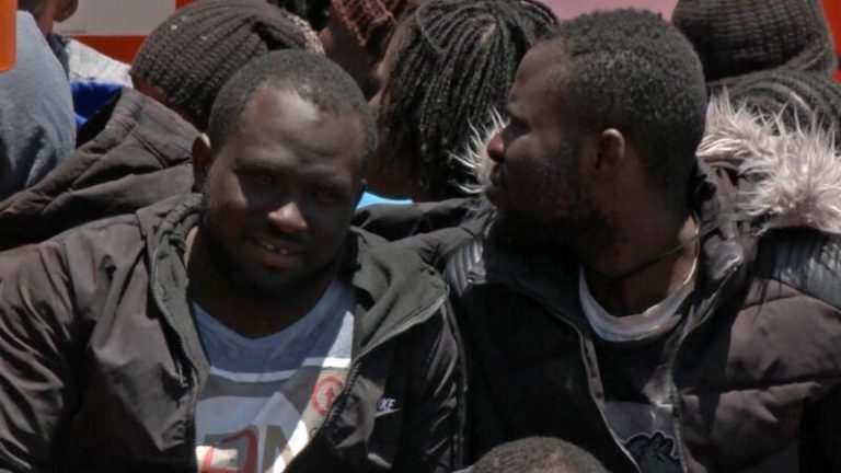 Detienen a uno de los patrones de la patera rescatada por el carguero 'Ever Grace'