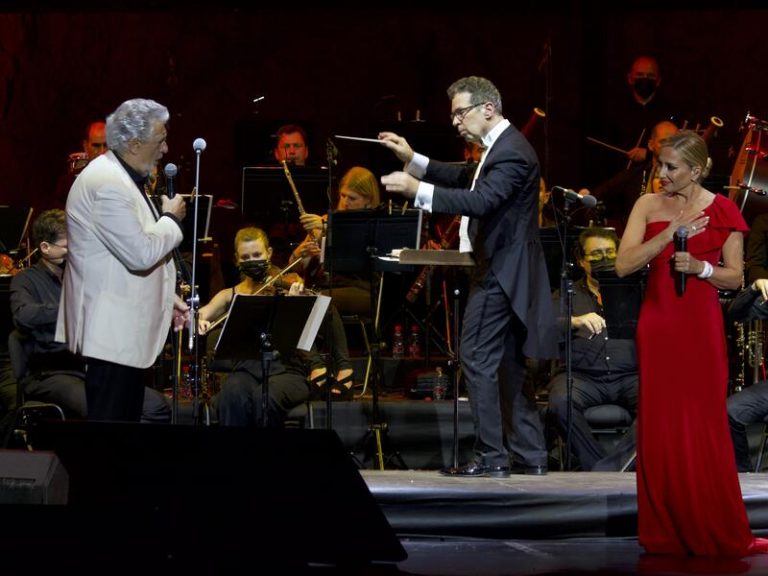 Plácido Domingo y Marta Sánchez cantan a dúo el himno de España en el Festival Starlite de Marbella