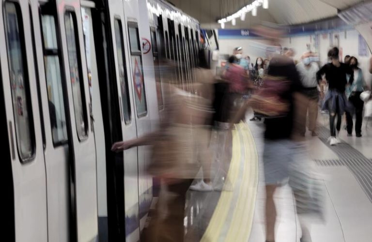 Un grupo apalea a un joven en el Metro de Madrid y sube el vídeo a las RRSS