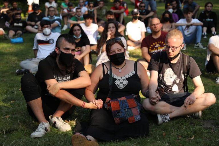 Denuncian amenazas y seguimientos a la madre y amigos de Isaac López