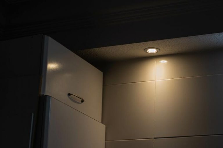 El precio de la luz cae este sábado un 6%, hasta los 110,14 euros/MWh