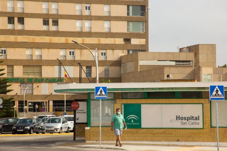 Andalucía baja de 1.300 hospitalizados por primera vez en dos semanas