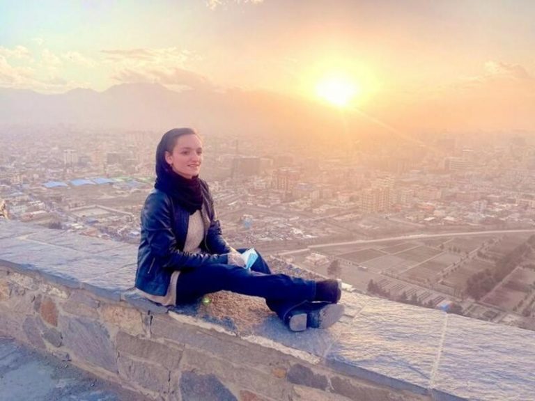 Casinos se ofrece a acoger a la única mujer alcaldesa de Afganistán