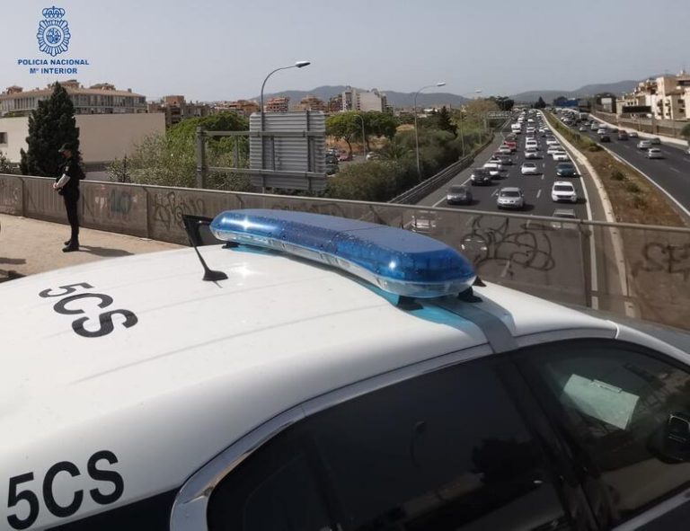 Policía fuera de servicio salva a una mujer a punto de caer del balcón de un hotel