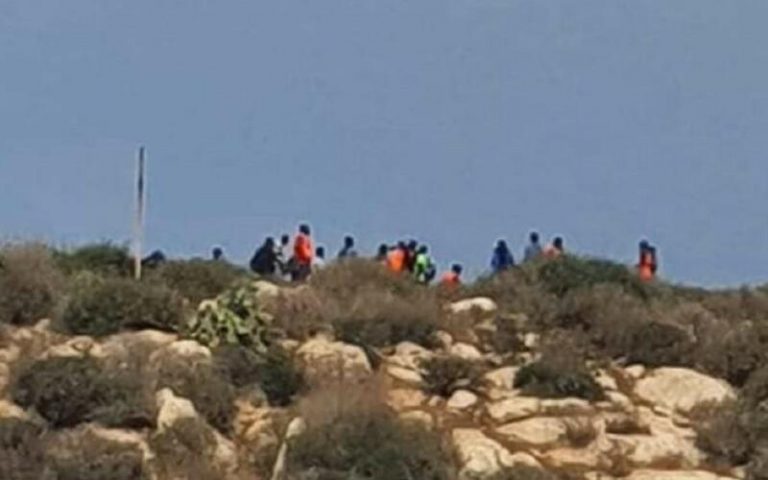 Caminando Fronteras muestra en Melilla su preocupación por los 41 inmigrantes llegados a Isla Tierra