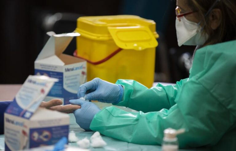 Andalucía registra 2.377 casos en 48 horas, 13 muertos y su tasa se sitúa en 338,5