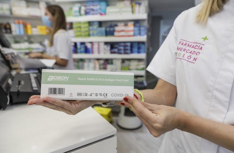 La venta de test de antígenos en farmacias sigue descendiendo tras su aprobación