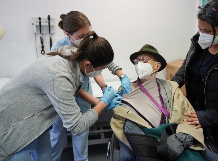 El personal no vacunado de residencias con incidencia que supere los 300 casos se someterá a una PCR semanal