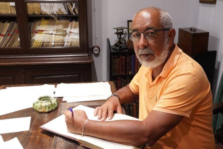 El escritor cubano Leonardo Padura visita el Muelle de las Carabelas