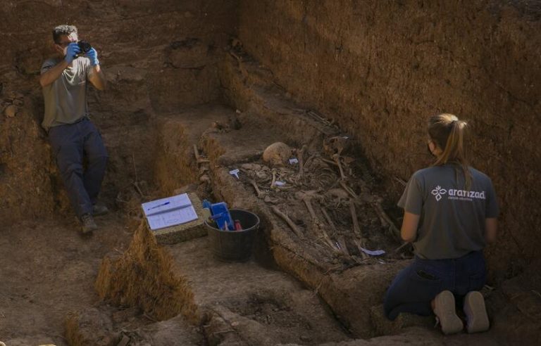 Periodistas de Bélgica y Austria visitan la fosa sevillana de Pico Reja