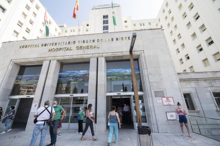 Andalucía baja hospitalizados hasta 1.221 y los ingresados en UCI descienden hasta 225