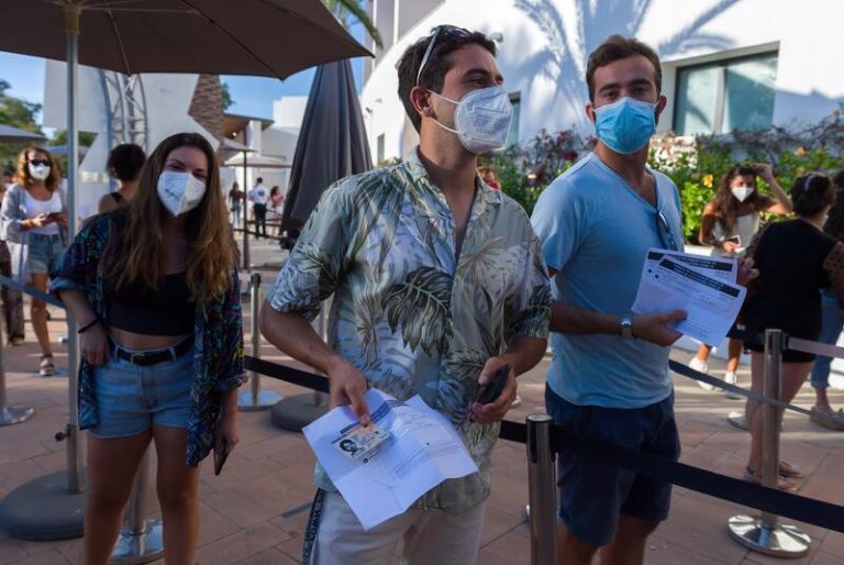 El TSJIB tumba el uso de certificado COVID en eventos y bodas y lo avala en residencias