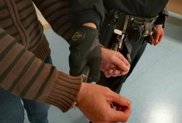 En libertad provisional el detenido por agredir a su pareja, disparar al aire y quemar una moto