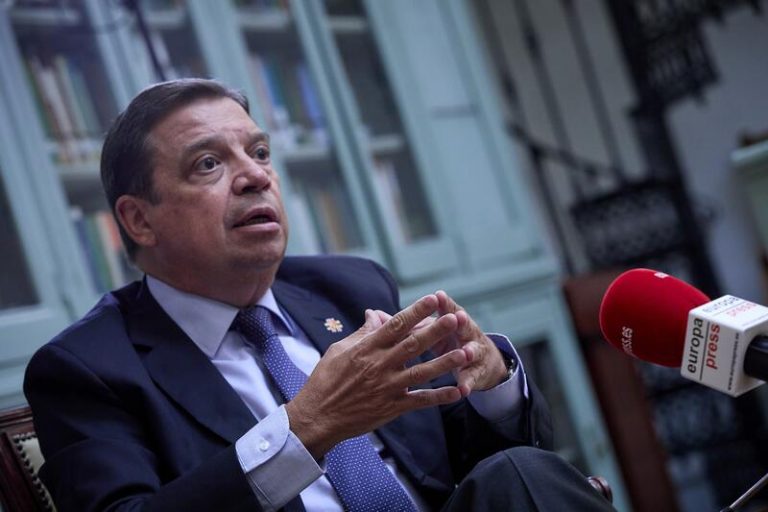 Planas anuncia decreto de ordenación de granjas de vacuno en otoño