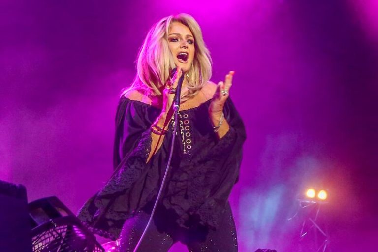 Bonnie Tyler cierra en Almería el ciclo de conciertos dentro de su gira por España