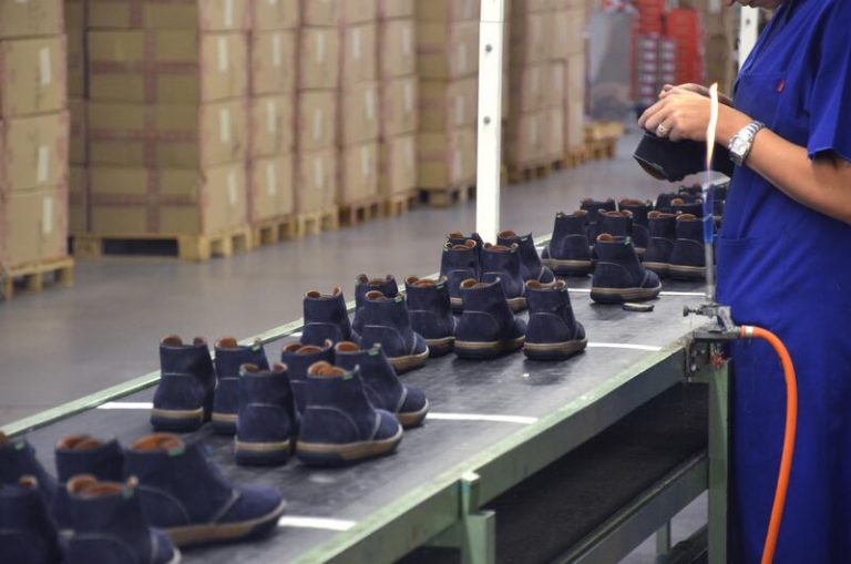 Los podólogos advierten de que heredar zapatos pueden causar malformaciones en niños