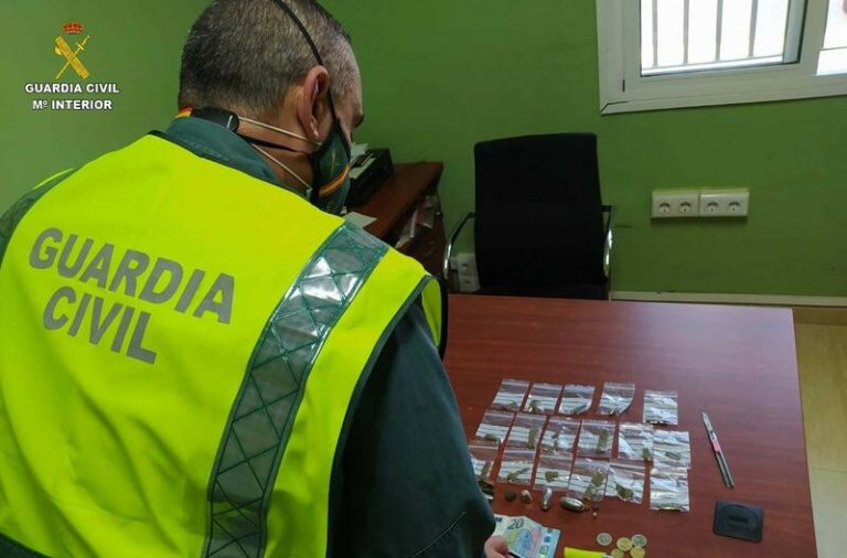 La Guardia Civil decomisa toneladas de cocaína y hachís en los puertos de Cádiz, Barcelona y Canarias