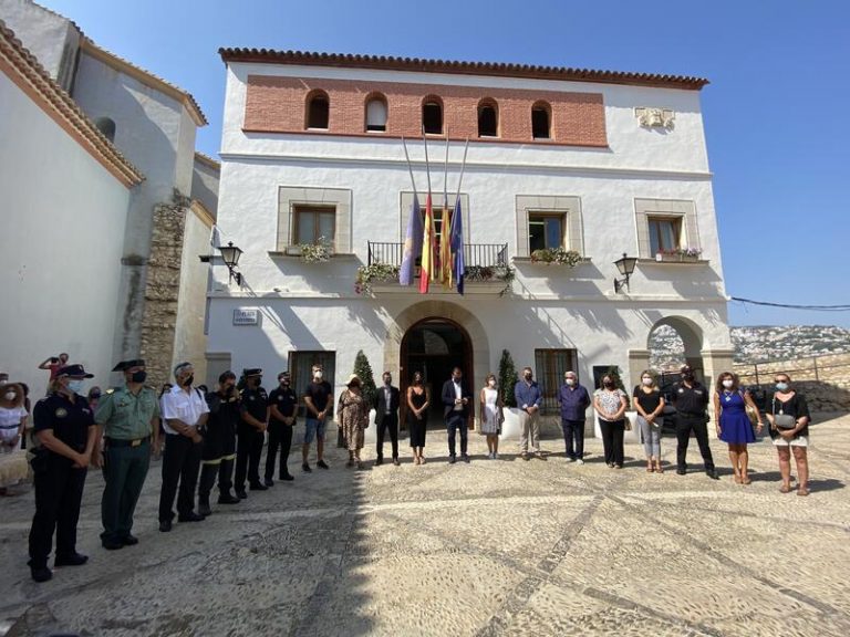 Peñíscola recuerda con un minuto de silencio a las víctimas del derrumbe del edificio