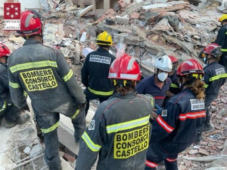 Vecinos recogen enseres de las casas no afectadas en el derrumbe de Peñíscola
