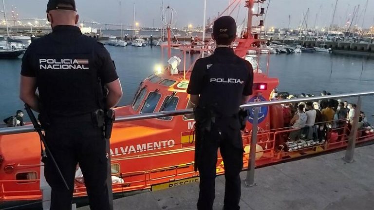 Más de 260 migrantes llegaron de forma irregular a costas de Canarias y Andalucía