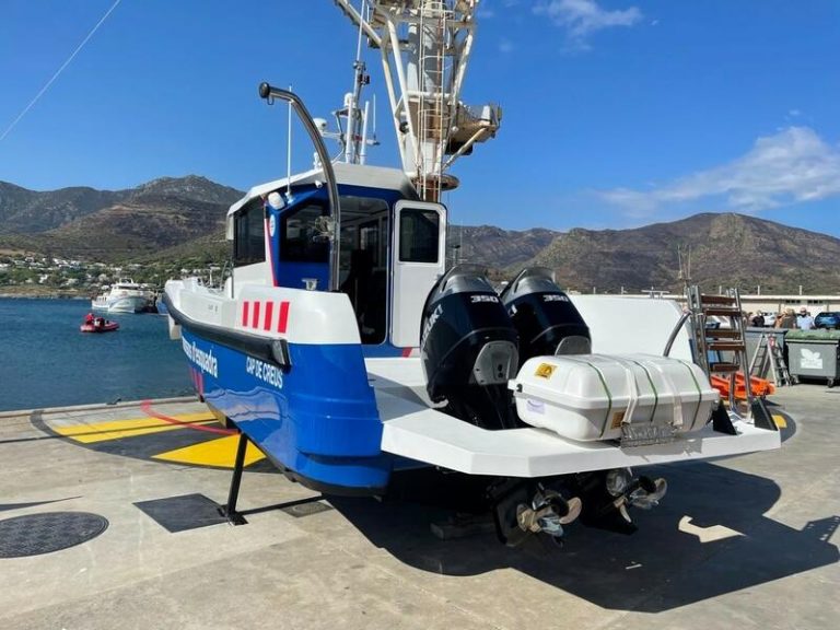 Los Mossos presentan una nueva embarcación que trabajará en el litoral catalán