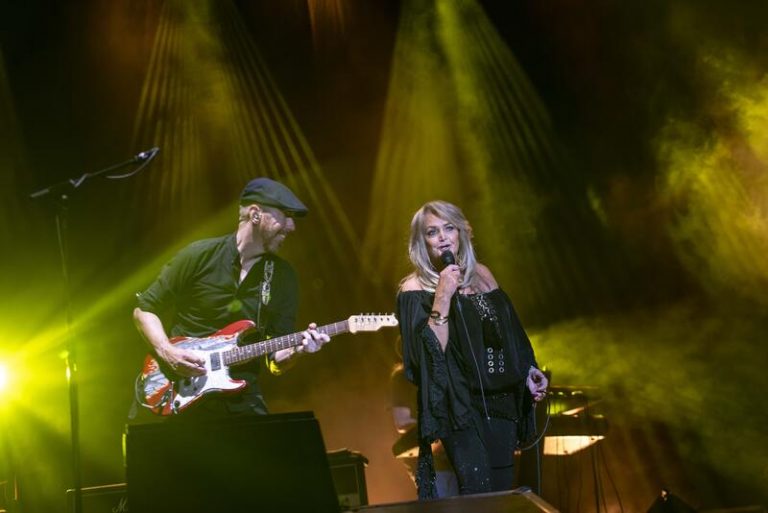 Bonnie Tyler reina en la noche almeriense con su voz rasgada y un concierto eléctrico