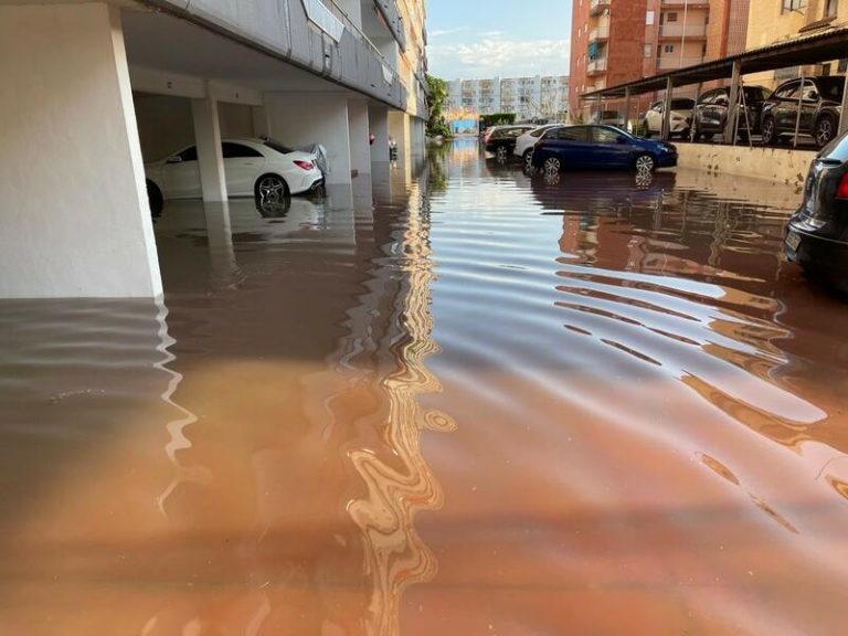 La tromba de 180 l/m2 en Sagunto obliga a rescatar vehículos y a cortar calles inundadas