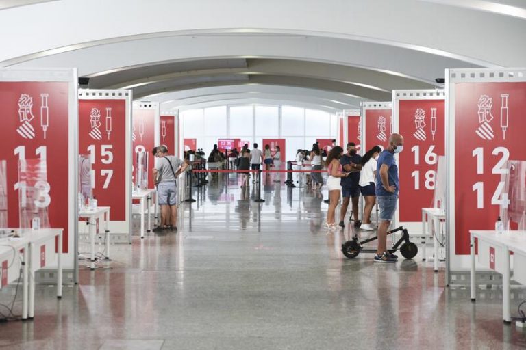 Barceló descarta generalizar la cita libre de vacunación en Valencia