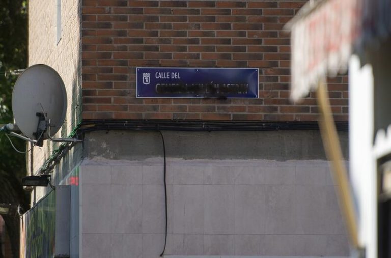 Las placas a Millán Astray aparecen vandalizadas