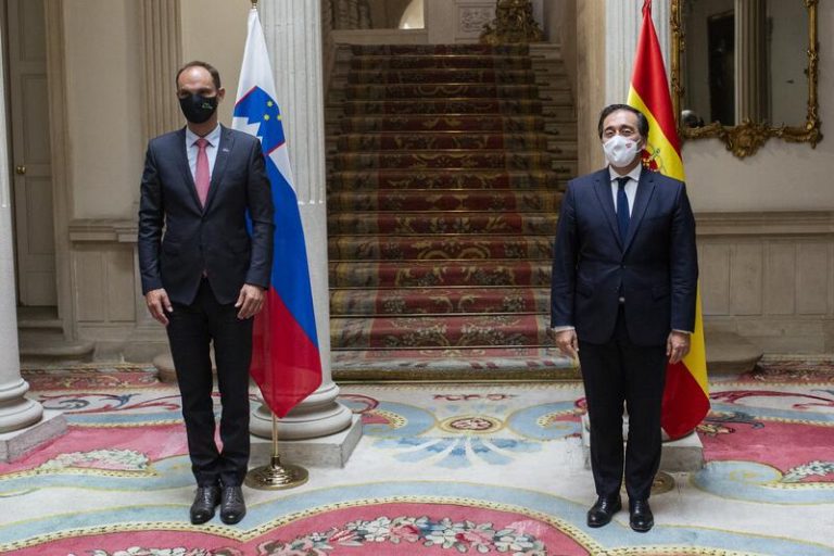 Albares asegura que ya hay muchos países trabajando para sacar a más afganos