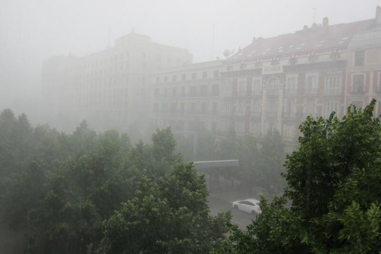 AEMET avisa de fuertes tormentas generalizadas y granizo en el interior peninsular