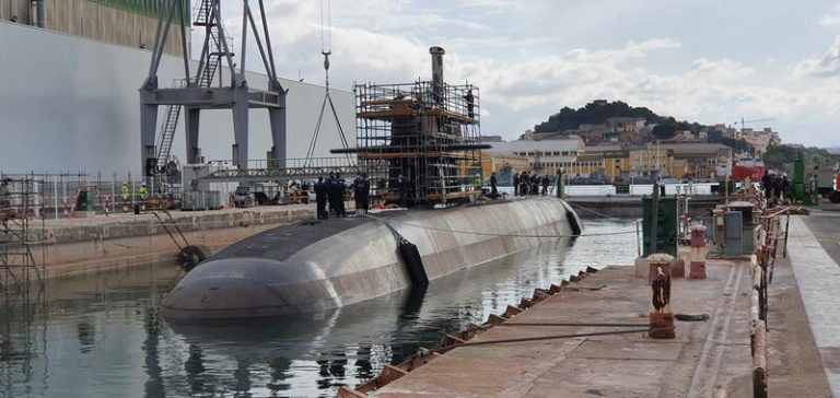 El submarino S-81 'Isaac Peral', de nuevo a flote tras su primera varada programada