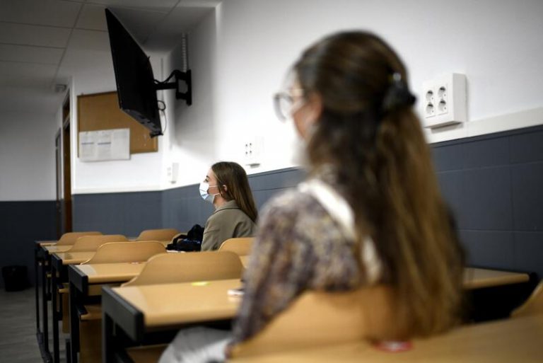 Los estudiantes vacunados no tendrán que guardar cuarentena por contacto con un positivo