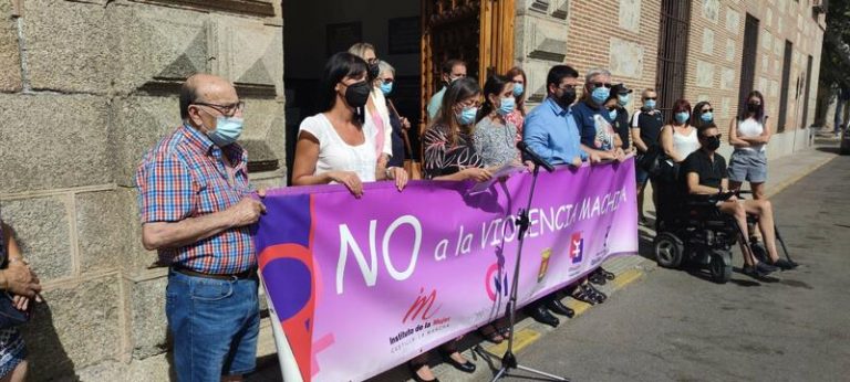 Un minuto de silencio en Talavera recuerda a los menores víctimas de violencia de género