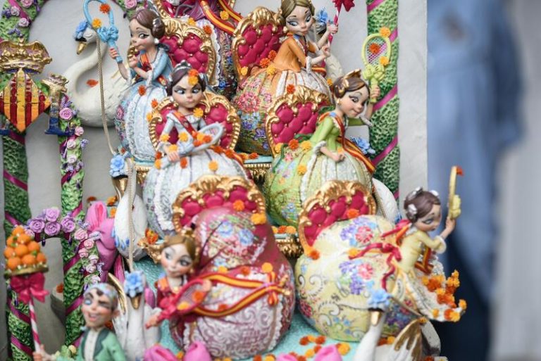 Valencia salva del fuego a la Batalla de Flores de la falla infantil de Almirante Cadarso-Conde Altea