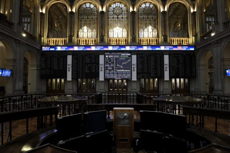 El Ibex 35 se revaloriza casi un 2% en agosto, pero se aleja de los 8.900 puntos